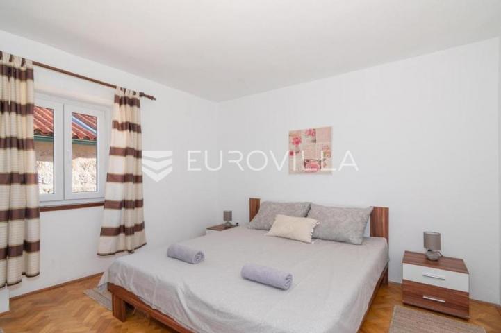 Pag, Pag kuća razvedena na četiri etaže 155 m², u samom centru Paga