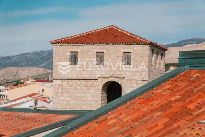 Pag, Pag kuća razvedena na četiri etaže 155 m², u samom centru Paga