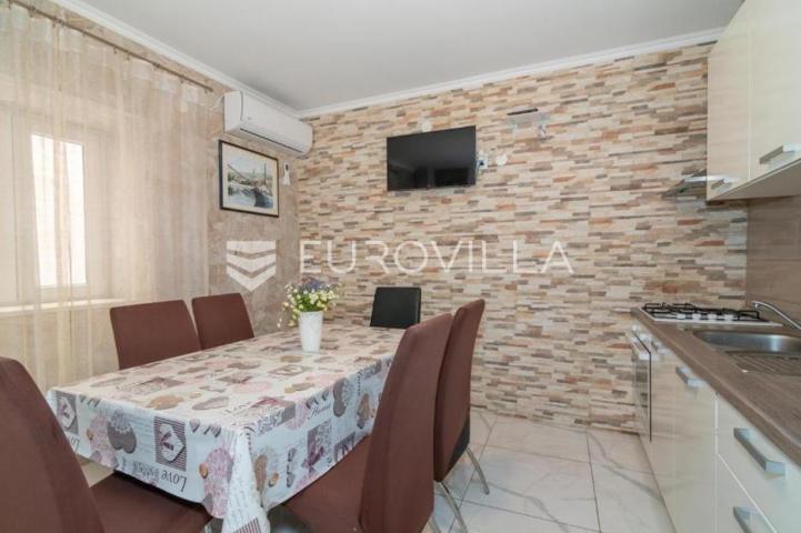 Pag, Pag kuća razvedena na četiri etaže 155 m², u samom centru Paga
