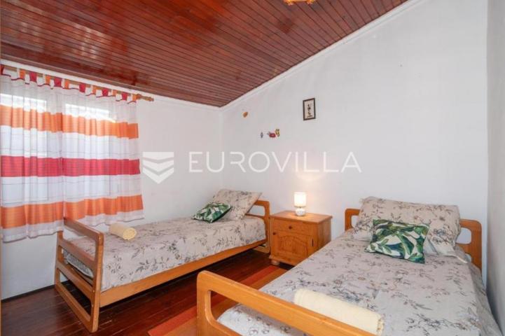 Pag, Pag kuća razvedena na četiri etaže 155 m², u samom centru Paga