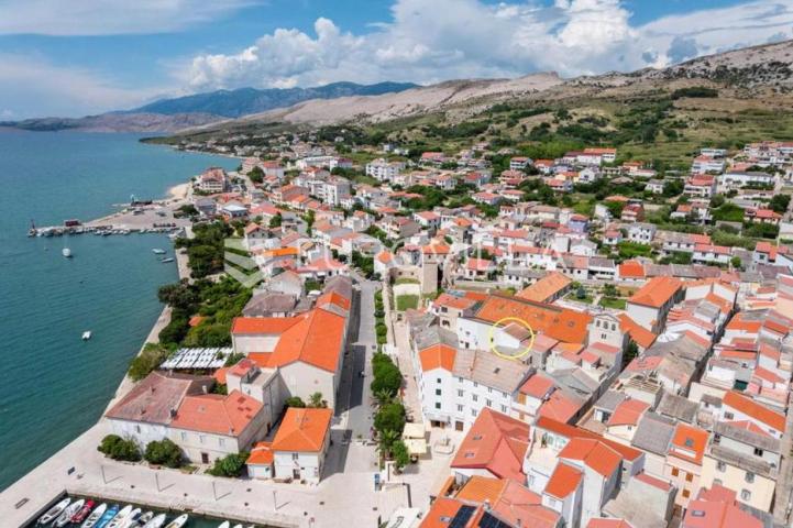 Pag, Pag kuća razvedena na četiri etaže 155 m², u samom centru Paga