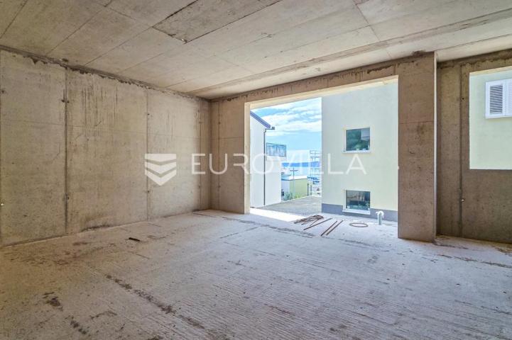 Makarska, jednosoban stan novogradnja, prvi kat