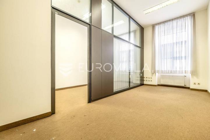 Trg Bana Jelačića stambeni/poslovni prostor 196 m² podrum 40 m²