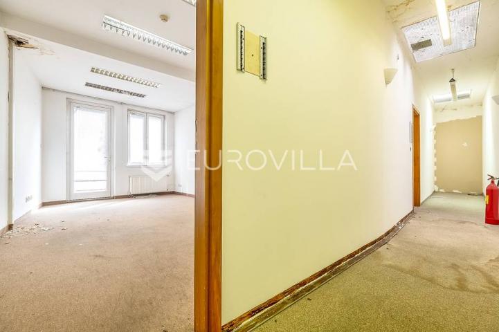 Trg Bana Jelačića stambeni/poslovni prostor 196 m² podrum 40 m²