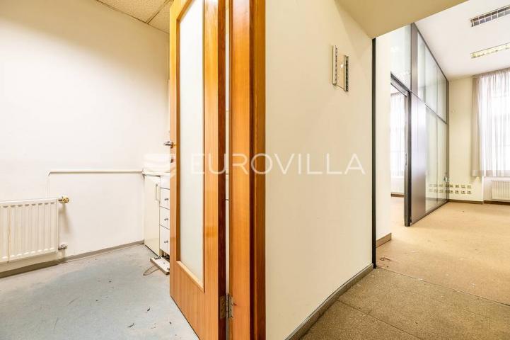 Trg Bana Jelačića stambeni/poslovni prostor 196 m² podrum 40 m²