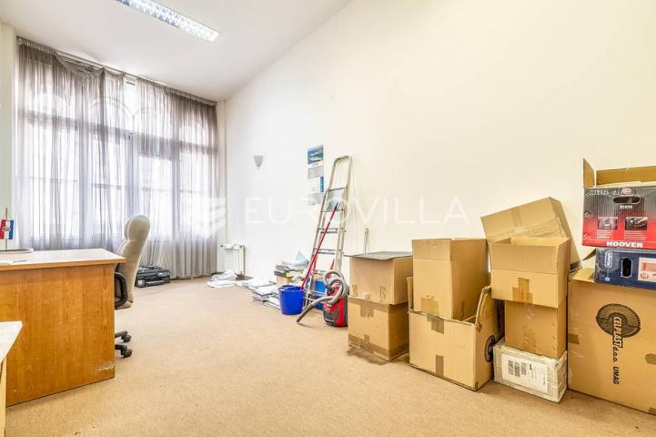 Trg Bana Jelačića stambeni/poslovni prostor 196 m² podrum 40 m²