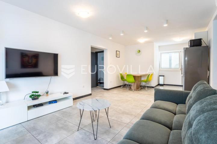Čiovo, Slatine, kuća s bazenom na mirnoj lokaciji površine 179 m²