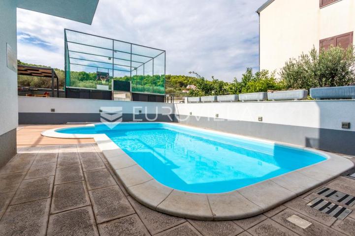 Čiovo, Slatine, kuća s bazenom na mirnoj lokaciji površine 179 m²