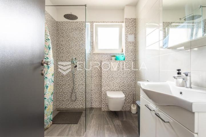Čiovo, Slatine, kuća s bazenom na mirnoj lokaciji površine 179 m²