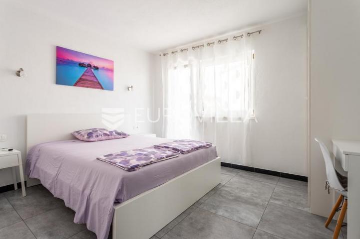 Čiovo, Slatine, kuća s bazenom na mirnoj lokaciji površine 179 m²