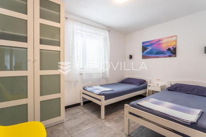 Čiovo, Slatine, kuća s bazenom na mirnoj lokaciji površine 179 m²