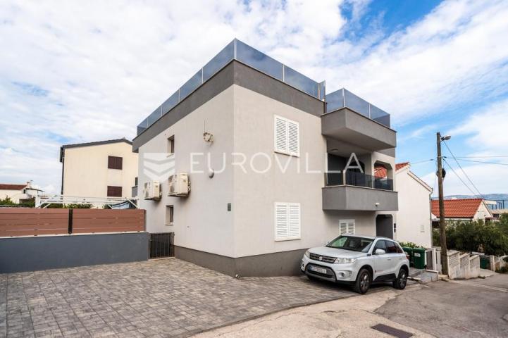 Čiovo, Slatine, kuća s bazenom na mirnoj lokaciji površine 179 m²