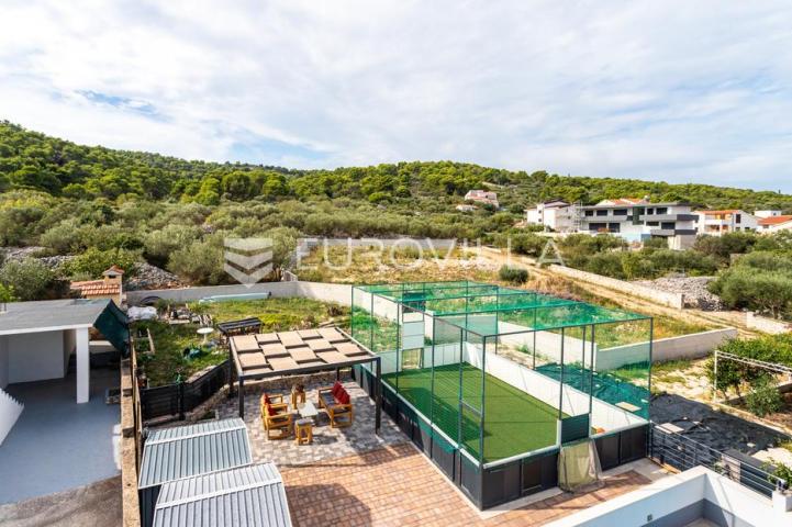 Čiovo, Slatine, kuća s bazenom na mirnoj lokaciji površine 179 m²