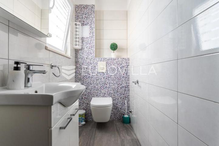 Čiovo, Slatine, kuća s bazenom na mirnoj lokaciji površine 179 m²