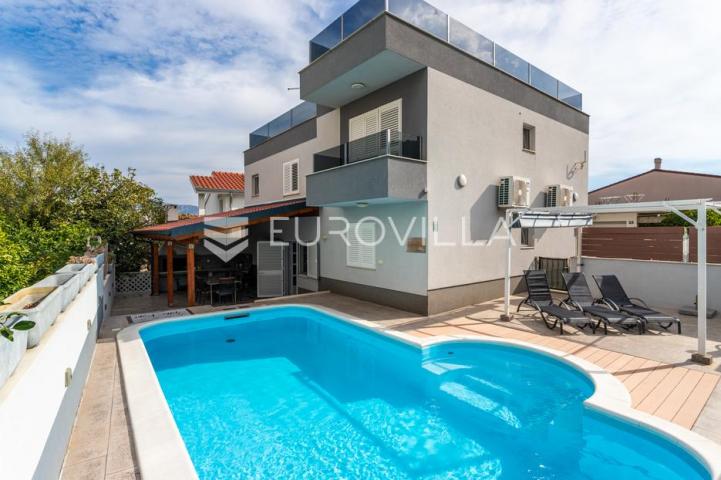 Čiovo, Slatine, kuća s bazenom na mirnoj lokaciji površine 179 m²