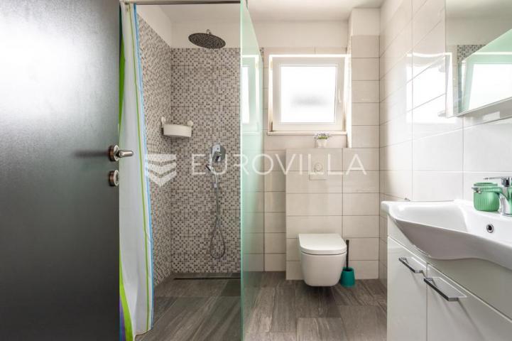 Čiovo, Slatine, kuća s bazenom na mirnoj lokaciji površine 179 m²