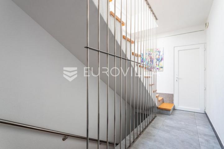 Čiovo, Slatine, kuća s bazenom na mirnoj lokaciji površine 179 m²