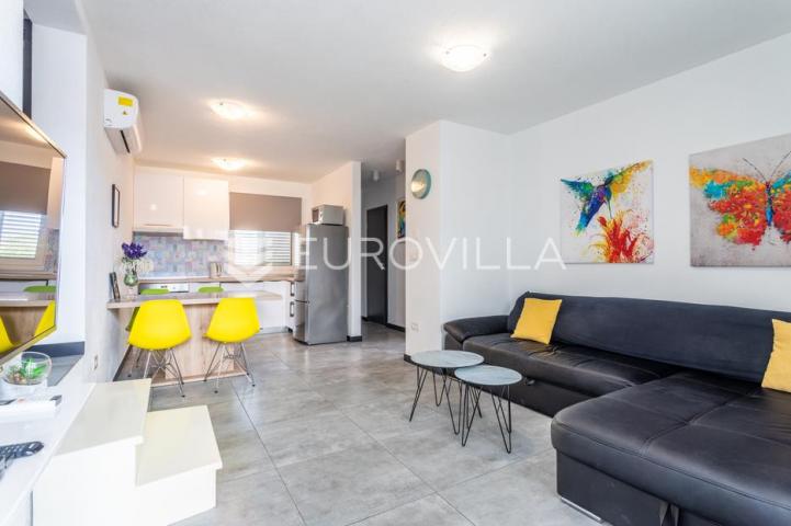 Čiovo, Slatine, kuća s bazenom na mirnoj lokaciji površine 179 m²