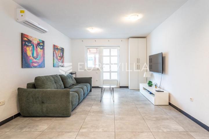 Čiovo, Slatine, kuća s bazenom na mirnoj lokaciji površine 179 m²