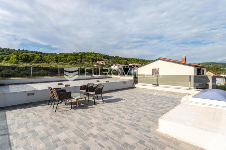 Čiovo, Slatine, kuća s bazenom na mirnoj lokaciji površine 179 m²