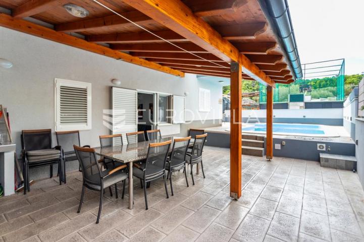 Čiovo, Slatine, kuća s bazenom na mirnoj lokaciji površine 179 m²