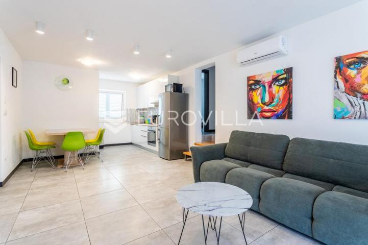 Čiovo, Slatine, kuća s bazenom na mirnoj lokaciji površine 179 m²