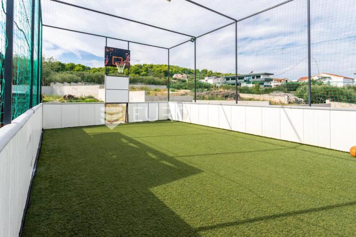 Čiovo, Slatine, kuća s bazenom na mirnoj lokaciji površine 179 m²