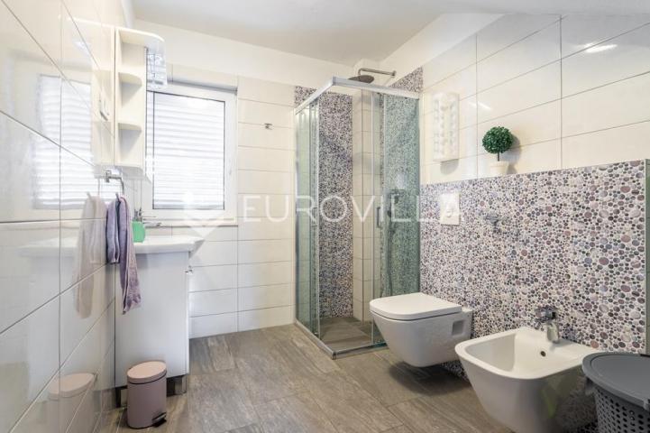Čiovo, Slatine, kuća s bazenom na mirnoj lokaciji površine 179 m²