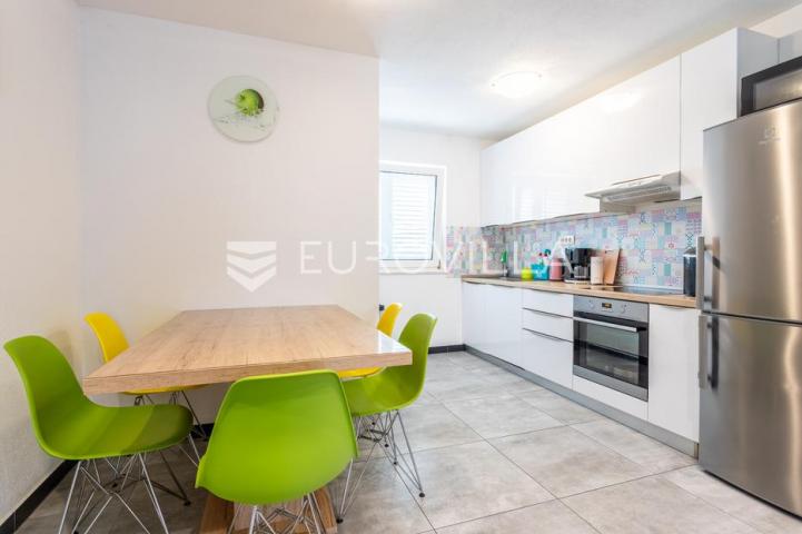 Čiovo, Slatine, kuća s bazenom na mirnoj lokaciji površine 179 m²