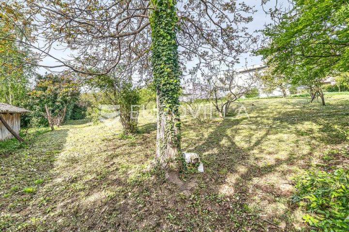 Zagreb, Gornji Stenjevec, građevinsko zemljište 4200 m2 s postojećim objektom