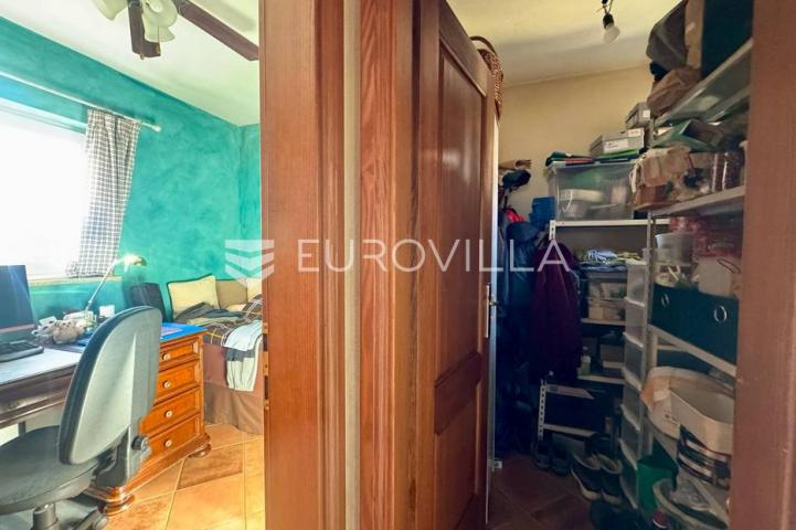 Pula, samostojeća kuća s vrtom u blizini centra