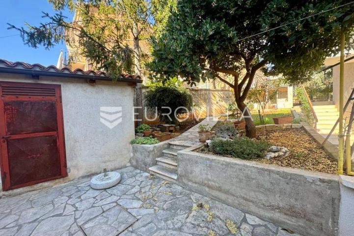 Pula, samostojeća kuća s vrtom u blizini centra