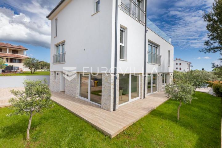 Istra, Fažana elegantna samostojeća vila s pogledom na Brijune