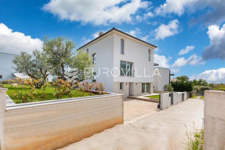 Istra, Fažana elegantna samostojeća vila s pogledom na Brijune