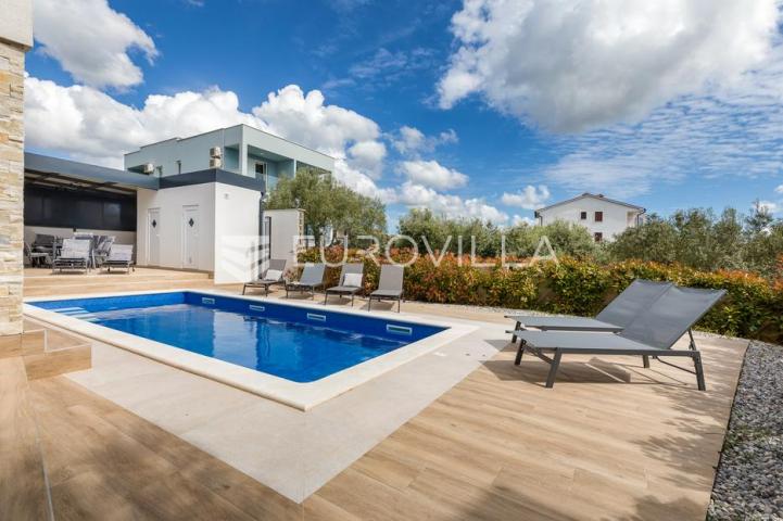 Istra, Fažana elegantna samostojeća vila s pogledom na Brijune