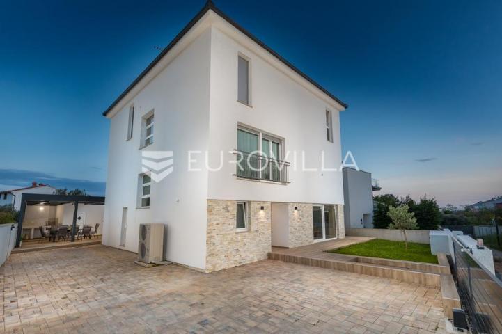 Istra, Fažana elegantna samostojeća vila s pogledom na Brijune