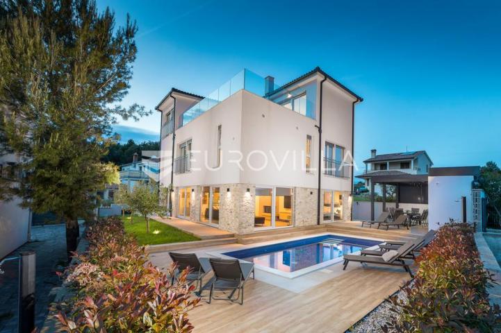 Istra, Fažana elegantna samostojeća vila s pogledom na Brijune