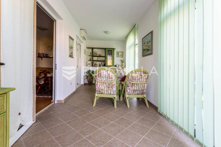 Omiš, apartmanska kuća blizu plaže