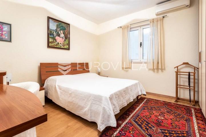 Omiš, apartmanska kuća blizu plaže