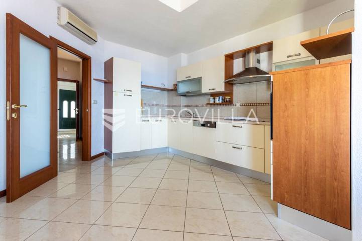 Omiš, apartmanska kuća blizu plaže
