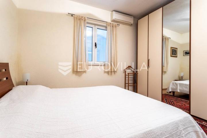 Omiš, apartmanska kuća blizu plaže