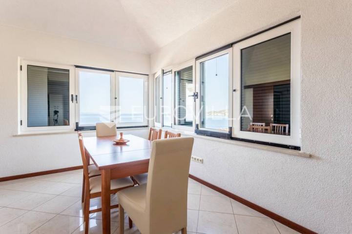 Omiš, apartmanska kuća blizu plaže