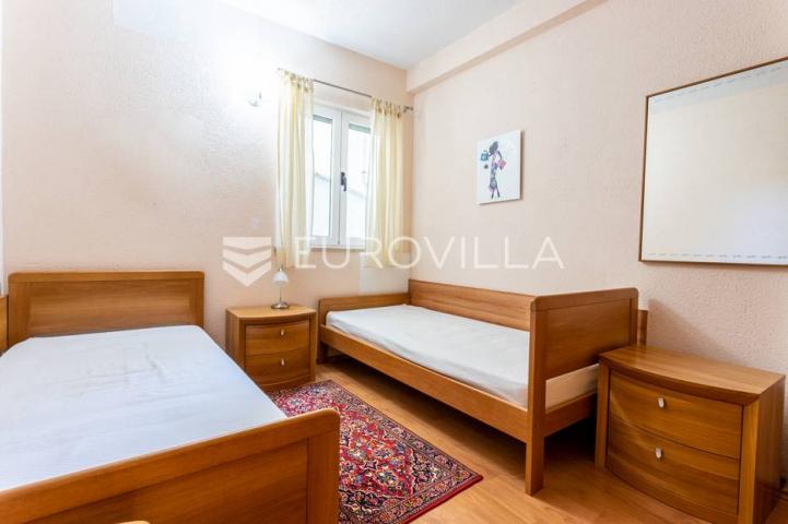 Omiš, apartmanska kuća blizu plaže