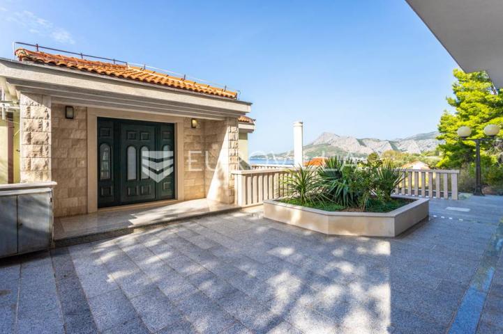 Omiš, apartmanska kuća blizu plaže