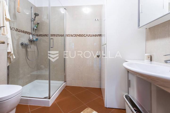 Omiš, apartmanska kuća blizu plaže