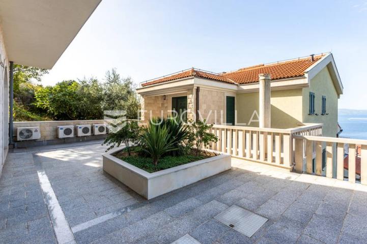 Omiš, apartmanska kuća blizu plaže