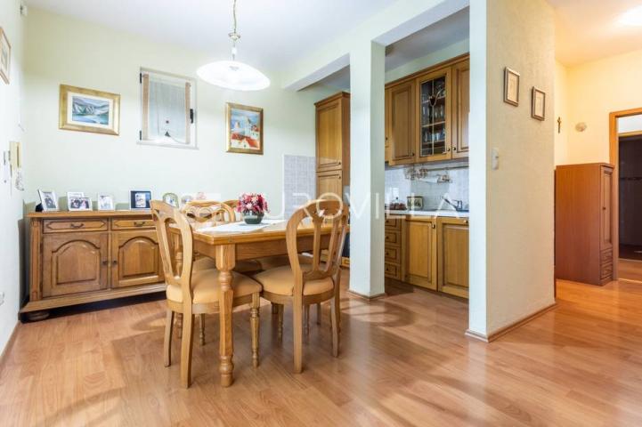 Omiš, apartmanska kuća blizu plaže