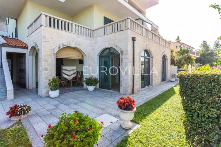 Omiš, apartmanska kuća blizu plaže
