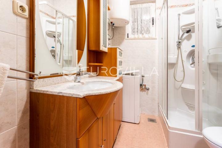 Omiš, apartmanska kuća blizu plaže