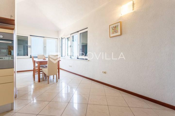 Omiš, apartmanska kuća blizu plaže